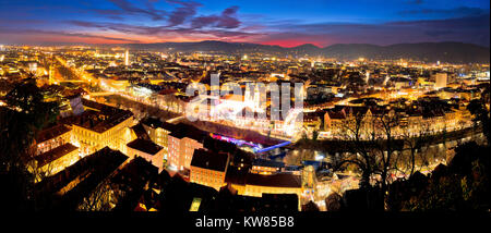 Graz Antenne nacht Panoramablick vom Schlossberg, Steiermark in Österreich Stockfoto