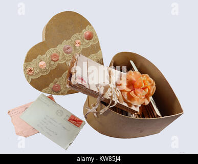 Vintage old fashioned Love Letters in einem Valentine, Hand mit Tasten und Spitze verziert Stockfoto