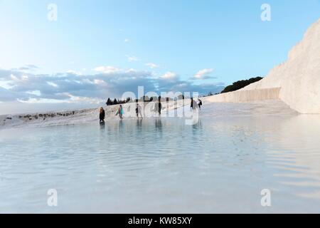 Januar 24, 2015 PAMUKKALE Pamukkale und ist ein natürlicher Ort in der Provinz Denizli im Südwesten der Türkei. Unbekannter Besucher sind Spaziergänge auf Travertine. Stockfoto