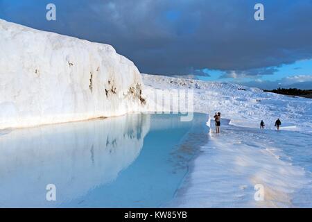 Januar 24, 2015 PAMUKKALE Pamukkale und ist ein natürlicher Ort in der Provinz Denizli im Südwesten der Türkei. Unbekannter Besucher sind Spaziergänge auf Travertine. Stockfoto