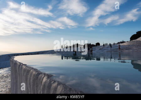 Januar 24, 2015 PAMUKKALE Pamukkale und ist ein natürlicher Ort in der Provinz Denizli im Südwesten der Türkei. Unbekannter Besucher sind Spaziergänge auf Travertine. Stockfoto