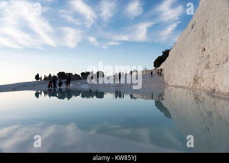 Januar 24, 2015 PAMUKKALE Pamukkale und ist ein natürlicher Ort in der Provinz Denizli im Südwesten der Türkei. Unbekannter Besucher sind Spaziergänge auf Travertine. Stockfoto