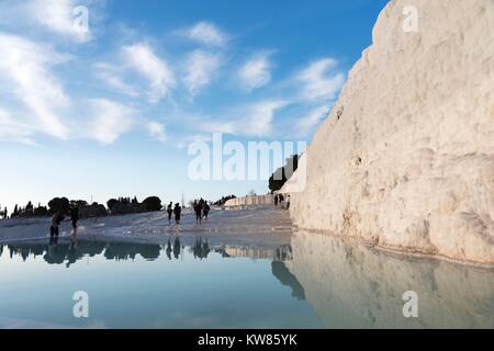 Januar 24, 2015 PAMUKKALE Pamukkale und ist ein natürlicher Ort in der Provinz Denizli im Südwesten der Türkei. Unbekannter Besucher sind Spaziergänge auf Travertine. Stockfoto