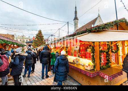 TALLINN, Estland - 24. Dezember 2017: Touristen am Weihnachtsmarkt in der Altstadt von Tallinn in Estland am 24. Dezember 2017 Stockfoto