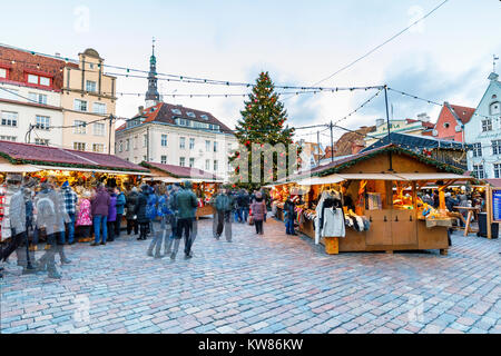 TALLINN, Estland - 24. Dezember 2017: Touristen am Weihnachtsmarkt in der Altstadt von Tallinn in Estland am 24. Dezember 2017 Stockfoto