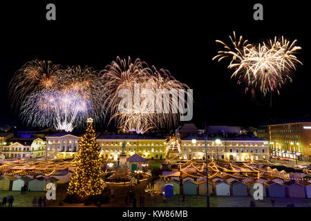 HELSINKI, Finnland - 06. Dezember 2017: Tag der Unabhängigkeit Feuerwerk über dem Weihnachtsmarkt in Helsinki, Finnland am 06 Dezember, 2017 Stockfoto