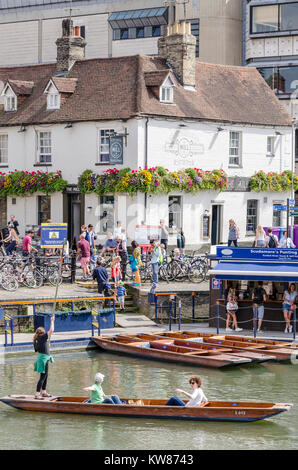 Stocherkähne auf der Mühle Teich in Cambridge, Großbritannien, mit der Mühle frei Haus Public House Pub in der backgrouns Stockfoto