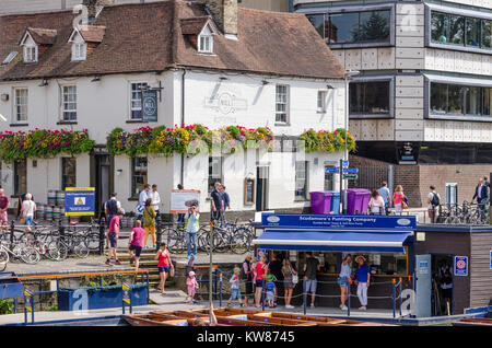 Stocherkähne auf der Mühle Teich in Cambridge, Großbritannien, mit der Mühle frei Haus Public House Pub in der backgrouns Stockfoto