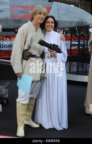 NEW YORK - 30. Oktober: (L-R) Matt Lauer als Luke Skywalker und Meredith Vieira als Prinzessin Leia auf der Star Wars themed 2009 Halloween Episode von NBC's "Heute" am Rockefeller Center am 30. Oktober 2009 in New York City People: Matt Lauer, Meredith Vieira Stockfoto