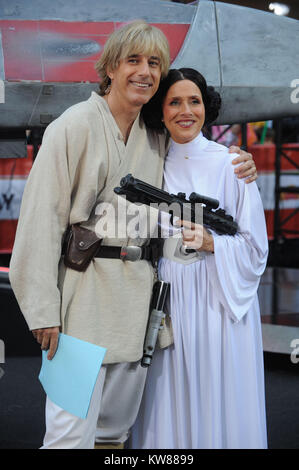 NEW YORK - 30. Oktober: (L-R) Matt Lauer als Luke Skywalker und Meredith Vieira als Prinzessin Leia auf der Star Wars themed 2009 Halloween Episode von NBC's "Heute" am Rockefeller Center am 30. Oktober 2009 in New York City People: Matt Lauer, Meredith Vieira Stockfoto