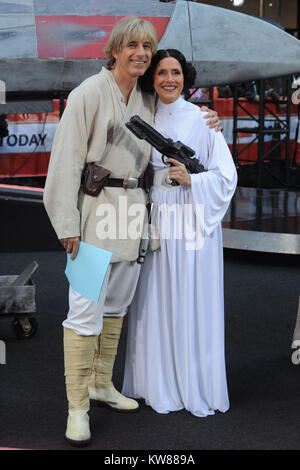 NEW YORK - 30. Oktober: (L-R) Matt Lauer als Luke Skywalker und Meredith Vieira als Prinzessin Leia auf der Star Wars themed 2009 Halloween Episode von NBC's "Heute" am Rockefeller Center am 30. Oktober 2009 in New York City People: Matt Lauer, Meredith Vieira Stockfoto