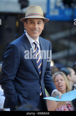 NEW YORK, NY - 03. Juni: Sänger, Howie Dorough, Brian Littrell, AJ McLean und Nick Carter der Backstreet Boys auf NBC's "Heute" am Rockefeller Center am 3. Juni 2011 in New York City. Personen: Matt Lauer Stockfoto