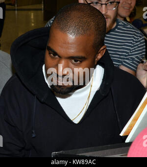 MIAMI, FL - 22. April: Kanye West kommt an den Internationalen Flughafen von Miami am 22. April 2016 in Miami, Florida Personen: Kanye West Stockfoto