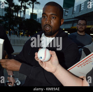 MIAMI, FL - 22. April: Kanye West kommt an den Internationalen Flughafen von Miami am 22. April 2016 in Miami, Florida Personen: Kanye West Stockfoto