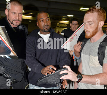 MIAMI, FL - 22. April: Kanye West kommt an den Internationalen Flughafen von Miami am 22. April 2016 in Miami, Florida Personen: Kanye West Stockfoto