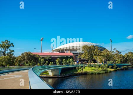 Adelaide, Australien - Januar 13, 2017: Iconic Adelaide Oval über Torrens River foot bridge in Elder Park gesehen auf einem hellen Tag Stockfoto