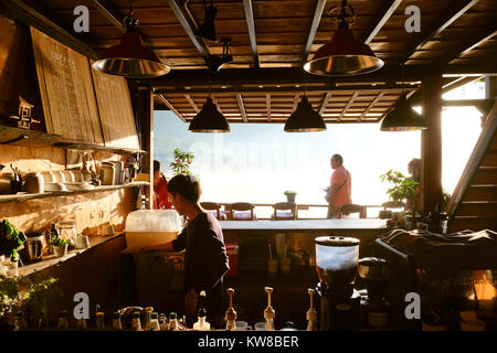 Mae Hong Son, Thailand. - 30. November 2017: Dämmerung im Lee Wein Kaffee in der Nähe der See, Ban Rak Thai, Es ist ein sehr beliebtes Reiseziel in Mae Hong Son Stockfoto