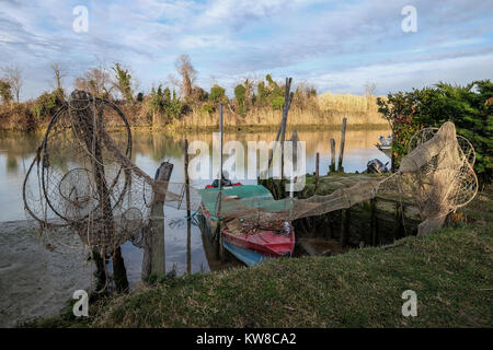 Caorle - 30. Dezember 2017. Detailansicht eines typischen Fischerboot mit Fischernetzen in der "Insel der Fischer' im Nordosten von Italien. Stockfoto