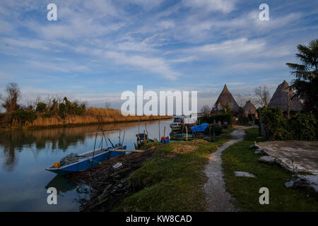 Caorle - 30. Dezember 2017. Blick auf den Kanal Saetta mit fischerhaus "Casone", traditionelles Fischerhaus im Nordosten von Italien. Stockfoto