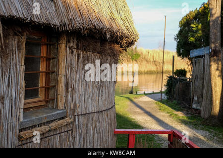 Caorle - 30. Dezember 2017. Detailansicht von "Casoni", traditionelles Fischerhaus in der "Insel der Fischer' im Nordosten von Italien. Stockfoto