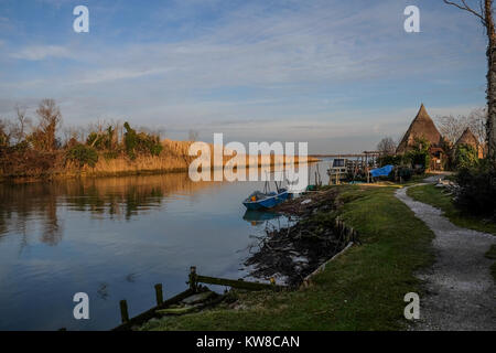 Caorle - 30. Dezember 2017. Blick auf den Kanal Saetta mit fischerhaus "Casone", traditionelles Fischerhaus im Nordosten von Italien. Stockfoto