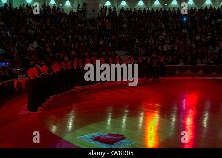 APRIL 13,2013 Konya, Türkei. Sufi whirling ist eine Form von Sama oder körperlich aktive Meditation, die unter den Sufis stammt. bei hohen ISO ausgesetzt. Unschärfen m Stockfoto