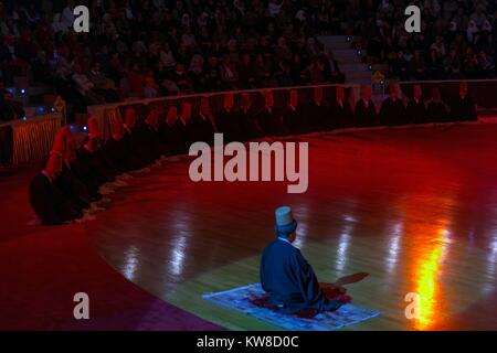 APRIL 13,2013 Konya, Türkei. Sufi whirling ist eine Form von Sama oder körperlich aktive Meditation, die unter den Sufis stammt. bei hohen ISO ausgesetzt. Unschärfen m Stockfoto