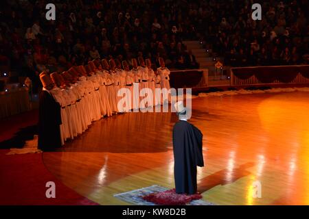 APRIL 13,2013 Konya, Türkei. Sufi whirling ist eine Form von Sama oder körperlich aktive Meditation, die unter den Sufis stammt. bei hohen ISO ausgesetzt. Unschärfen m Stockfoto