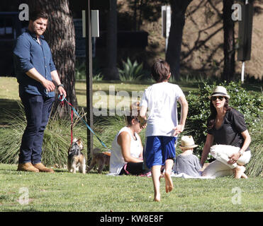 BEVERLY HILLS, Ca - 22. April: Simon Cowell Frau Lauren Silverman und Söhne Eric Cowell und Adam Silverman einen Tag im Park genießen Sie am 22. April 2016 in Beverly Hills, Kalifornien Personen: Lauren Silverman, Eric Cowell, Adam Silverman Stockfoto