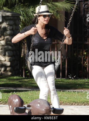 BEVERLY HILLS, Ca - 22. April: Simon Cowell Frau Lauren Silverman und Söhne Eric Cowell und Adam Silverman einen Tag im Park genießen Sie am 22. April 2016 in Beverly Hills, Kalifornien Personen: Lauren Silverman, Eric Cowell, Adam Silverman Stockfoto