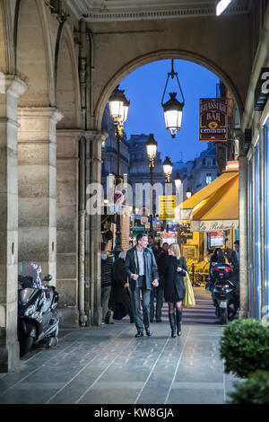 Frankreich, Paris (75), Paar unter Kolonnade entlang der Rue des Pyramides Stockfoto