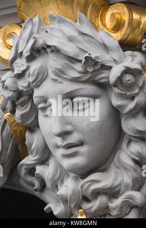 Frankreich, Paris, Pont Alexandre III, an der Unterseite der Brücke festgehalten. Das Gesicht einer Frau. Stockfoto