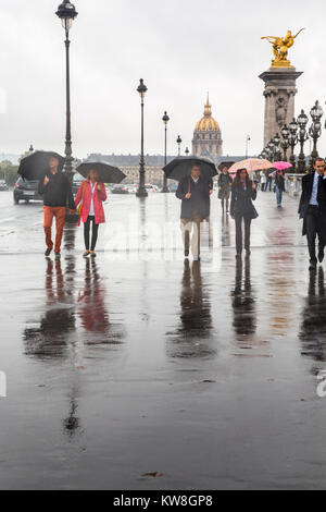 Frankreich, Paris (75), Fußgänger gehen im Regen auf Alexanda III Bridge, Les Invalides, Stockfoto