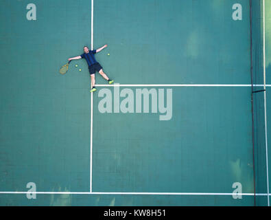 Tennis Spieler nach dem Spiel müde und legte sich auf Tennisplatz oben anzeigen Stockfoto