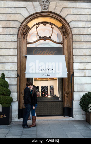 Ein paar Küssen vor Cartier store in Place Vendome, Paris, Frankreich Stockfoto