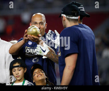 Dezember 30, 2017, Penn State Nittany Lions Head Coach James Franklin Hände, um die Trophäe zu Penn State Nittany Lions Sicherheit Marcus Allen #2 und Penn State Nittany Lions quarterback Trace Mcsorely #9 Nach dem Playstation Fiesta Bowl Fußballspiel zwischen den Penn State Nittany Lions und die Washington Schlittenhunde an der Universität von Phoenix, Glendale, Arizona. Penn State besiegt Washington 35-28. Charles Baus/CSM Stockfoto