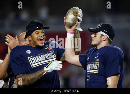 30. Dezember 2017, Penn State Nittany Lions Sicherheit Marcus Allen #2 und Penn State Nittany Lions quarterback Trace Mcsorely #9 Feiern mit der Trophäe nach dem Playstation Fiesta Bowl Fußballspiel zwischen den Penn State Nittany Lions und die Washington Schlittenhunde an der Universität von Phoenix, Glendale, Arizona. Penn State besiegt Washington 35-28. Charles Baus/CSM Stockfoto