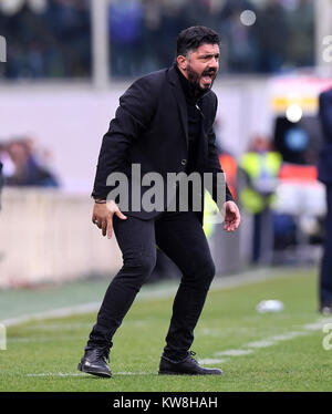 Florenz, Italien. 30 Dez, 2017. Der AC Mailand ist Haupttrainer Gennaro Gattuso Gesten während der italienischen Serie A Fußballspiel zwischen Fiorentina und AC Mailand in Florenz, Italien, Dez. 30, 2017. Das Match endete mit einem 1-1. Credit: Alberto Lingria/Xinhua/Alamy leben Nachrichten Stockfoto