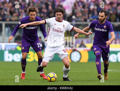 Florenz, Italien. 30 Dez, 2017. Die Fiorentina Federico Chiesa (L) und Milan Badelj (R) vie mit AC Mailand Riccardo Montolivo während der italienischen Serie A Fußballspiel zwischen Fiorentina und AC Mailand in Florenz, Italien, Dez. 30, 2017. Das Match endete mit einem 1-1. Credit: Alberto Lingria/Xinhua/Alamy leben Nachrichten Stockfoto