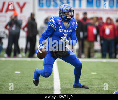 Dezember 30, 2017; Memphis, TN, USA; Memphis Tigers QB, RILEY FERGUSON (4), kriecht aus der Tasche, während der NCAA D1 Fußballspiel mit der Iowa State. Die Iowa Zustand-Wirbelstürme besiegten die Memphis Tigers, 21-20, in der Auto Zone Liberty Bowl. Kevin Langley/CSM Stockfoto