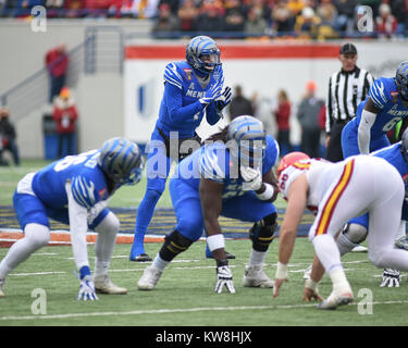 Dezember 30, 2017; Memphis, TN, USA; Memphis Tigers QB, RILEY FERGUSON (4), bereitet die Snap während der NCAA D1 Fußballspiel mit der Iowa State zu nehmen. Die Iowa Zustand-Wirbelstürme besiegten die Memphis Tigers, 21-20, in der Auto Zone Liberty Bowl. Kevin Langley/CSM Stockfoto