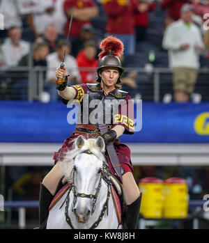 Arlington, TX, USA. 29 Dez, 2017. Die USC Trojans Maskottchen während der Goodyear Baumwollschüssel Klassiker zwischen den USC Trojans und die Ohio State Buckeyes bei AT&T Stadium in Arlington, TX. John Glaser/CSM/Alamy leben Nachrichten Stockfoto