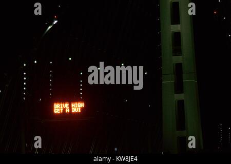 San Francisco, Kalifornien, USA. 30 Dez, 2017. California's neueste traffic sign. DUI bedeutet nicht nur Alkohol Kampagne Credit: Rory Merry/ZUMA Draht/Alamy leben Nachrichten Stockfoto