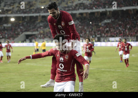 Alexandria, Alexandria, Ägypten. 31 Dez, 2017. Al-Ahly in Ägypten und Spanien Atletico Madrid Spieler konkurrieren während der Fußball-Match in Borg al-Arab Stadium, in der Nähe von Alexandria, am 30. Dezember 2017 Quelle: Stringer/APA-Images/ZUMA Draht/Alamy leben Nachrichten Stockfoto