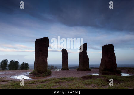 Clent, Worcestershire, Großbritannien. 31. Dezember, 2017. Am letzten Tag im Jahr 2017, ein düsteres Dämmerung Himmel wird dargestellt, über die vier Steine in die clent Hügel, gleich südwestlich von Birmingham und das Schwarze Land, Großbritannien. Peter Lopeman/Alamy leben Nachrichten Stockfoto