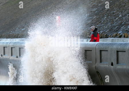 Sturm Dylan, Blackpool, Lancashire, 31. Dezember 2017. UK Wetter. Sturm Dylan Streiks Blackpools Strandpromenade wie starke Winde Teig der North West Küste. Einen Zauber der sehr windigen Wetter mit wehenden Winden von bis zu 70 mph werden während des Tages schlagen Badeorte von North Wales bis an die Westküste von Schottland fort. Meteorologen haben von starkem Wind gewarnt, der Sturm 2017 zu einem intensiven Ende. Kredit bringt: cernan Elias/Alamy leben Nachrichten Stockfoto