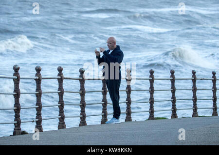 Sturm Dylan, Blackpool, Lancashire, 31. Dezember 2017. UK Wetter. Sturm Dylan Streiks Blackpools Strandpromenade wie starke Winde Teig der North West Küste. Einen Zauber der sehr windigen Wetter mit wehenden Winden von bis zu 70 mph werden während des Tages schlagen Badeorte von North Wales bis an die Westküste von Schottland fort. Meteorologen haben von starkem Wind gewarnt, der Sturm 2017 zu einem intensiven Ende. Kredit bringt: cernan Elias/Alamy leben Nachrichten Stockfoto