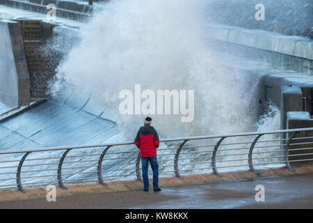 Sturm Dylan, Blackpool, Lancashire, 31. Dezember 2017. UK Wetter. Sturm Dylan Streiks Blackpools Strandpromenade wie starke Winde Teig der North West Küste. Einen Zauber der sehr windigen Wetter mit wehenden Winden von bis zu 70 mph werden während des Tages schlagen Badeorte von North Wales bis an die Westküste von Schottland fort. Meteorologen haben von starkem Wind gewarnt, der Sturm 2017 zu einem intensiven Ende. Kredit bringt: cernan Elias/Alamy leben Nachrichten Stockfoto