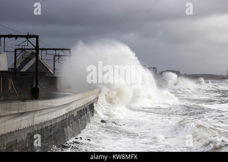 Saltcoats, Schottland, Großbritannien. 31. Dezember, 2017. Sturm Dylan zerschlug die Westküste von Schottland mit starkem Wind bis zu 80 km/h und 25 Meter hohe Wellen verursachen weit verbreiteten Störung mit Fähre und Bahn storniert Credit: Findlay/Alamy leben Nachrichten Stockfoto