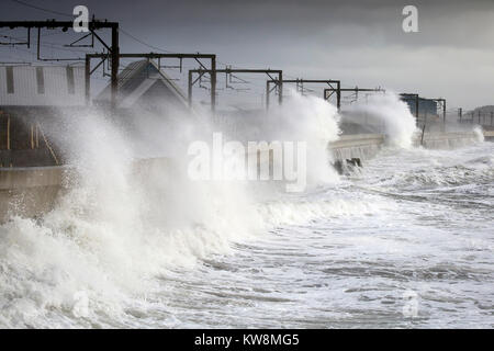 Saltcoats, Schottland, Großbritannien. 31. Dezember, 2017. Sturm Dylan zerschlug die Westküste von Schottland mit starkem Wind bis zu 80 km/h und 25 Meter hohe Wellen verursachen weit verbreiteten Störung mit Fähre und Bahn storniert Credit: Findlay/Alamy leben Nachrichten Stockfoto